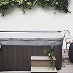 La Maison Odeia Centre Bed & Breakfast 4*